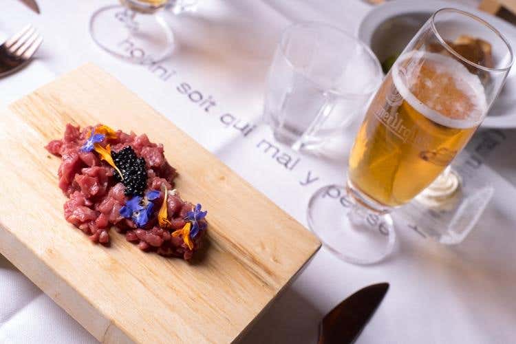 La tartare di Manzo alla Pilsner Urquell con caviale di tartufo nero e germogli